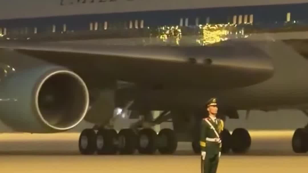 OMG | Chinese military officer praised online for remaining unmoved next to Air Force One