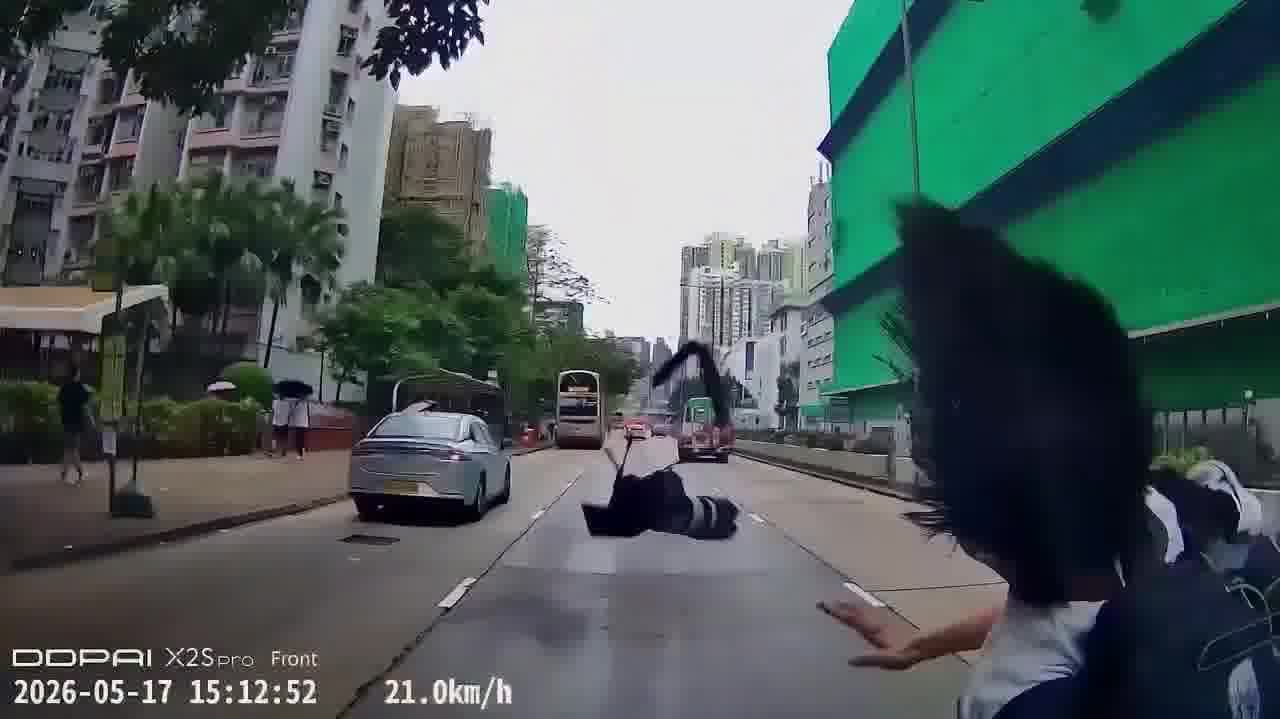 Watch This | Bus enthusiast in Cheung Sha Wan chases after KMB bus: Teenager runs into traffic lane and gets hit