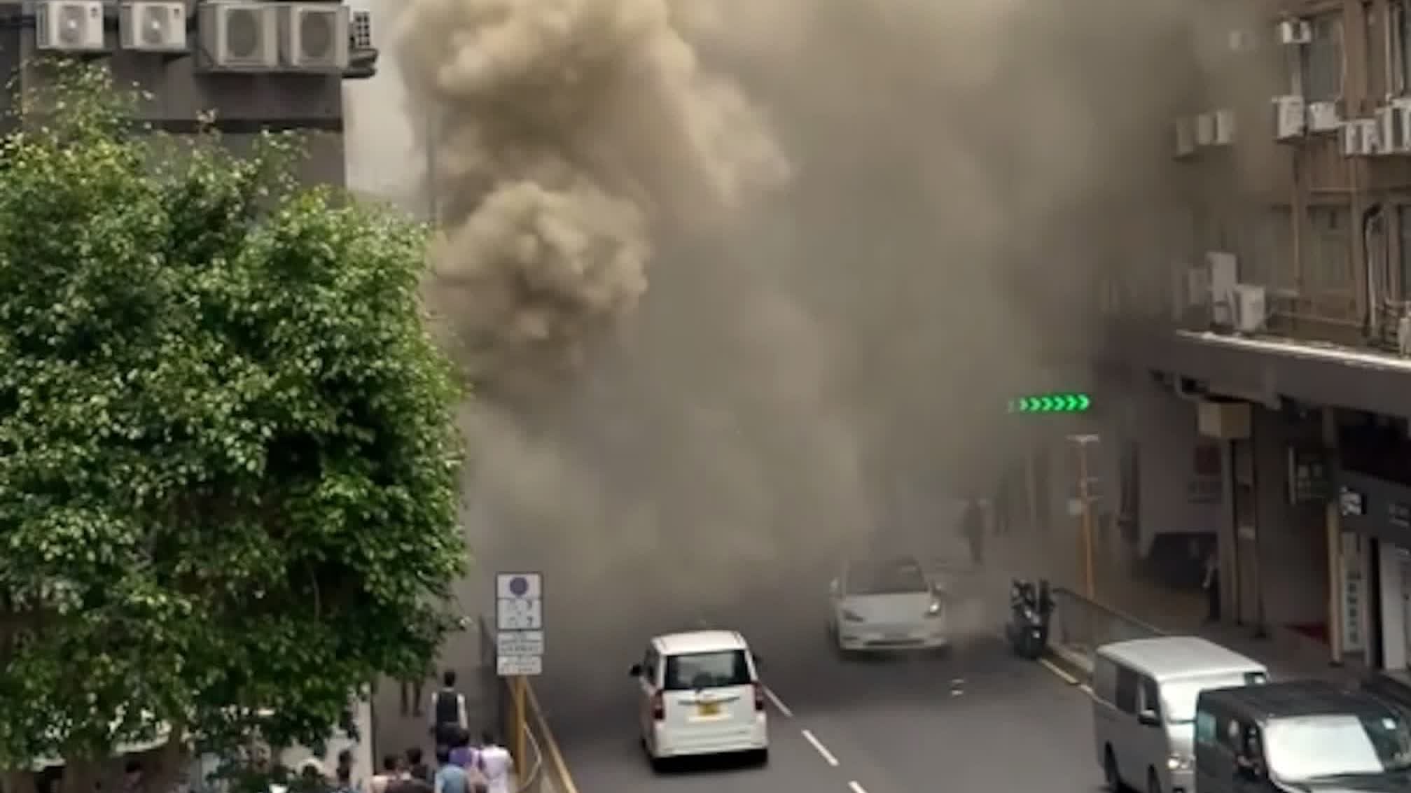 Watch This | Restaurant fire on Lam Hing Street, Kowloon Bay: Thick smoke blankets street