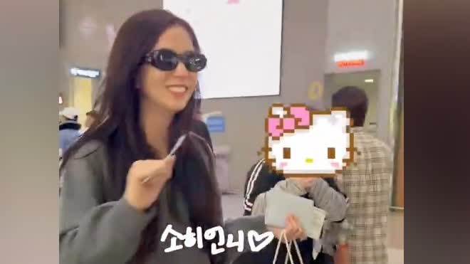 Watch This |  BLACKPINK's Jisoo arrives in HK, fans pack Landmark