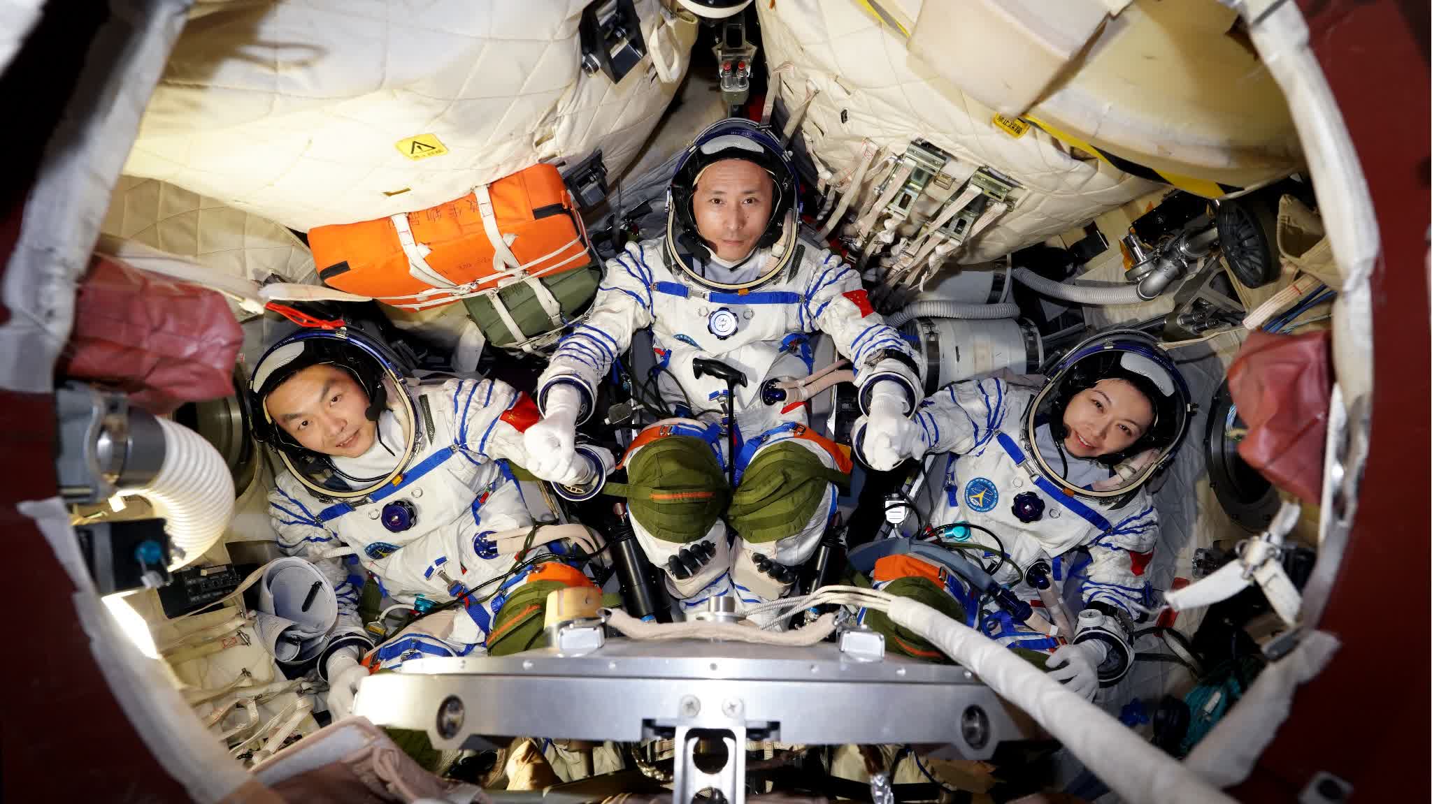 Photos | Lai Ka-ying and two other astronauts take part in aerospace-related training
