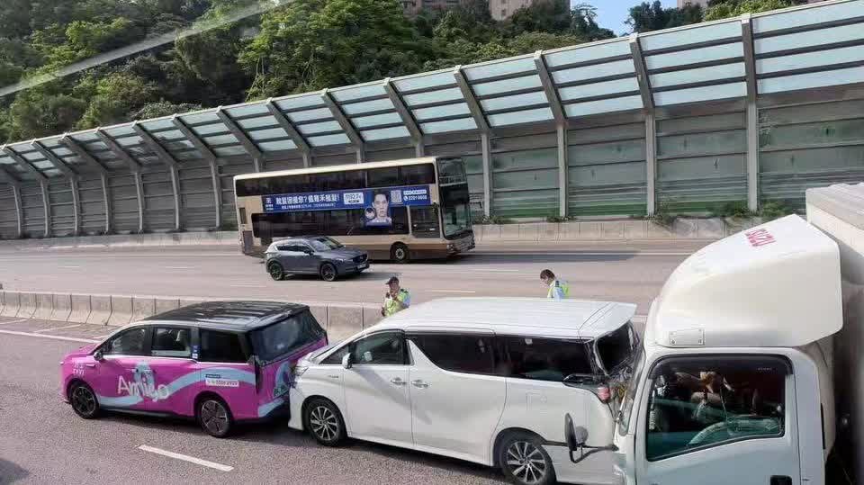 Watch This | 5-car pileup on Tuen Mun Road toward Kowloon: 2 lightly injured, hospitalised