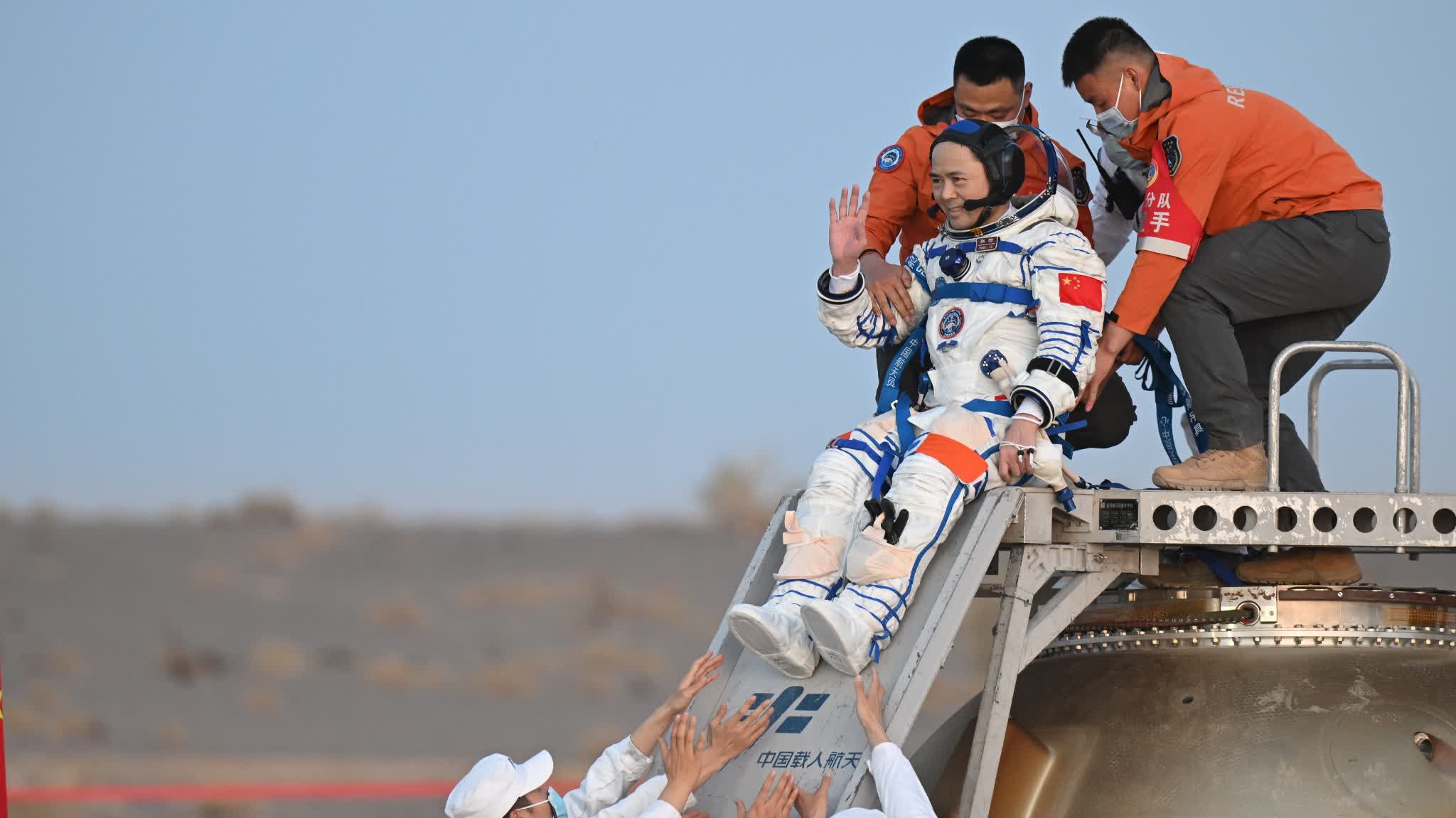 Shenzhou-21 astronauts arrive in Beijing
