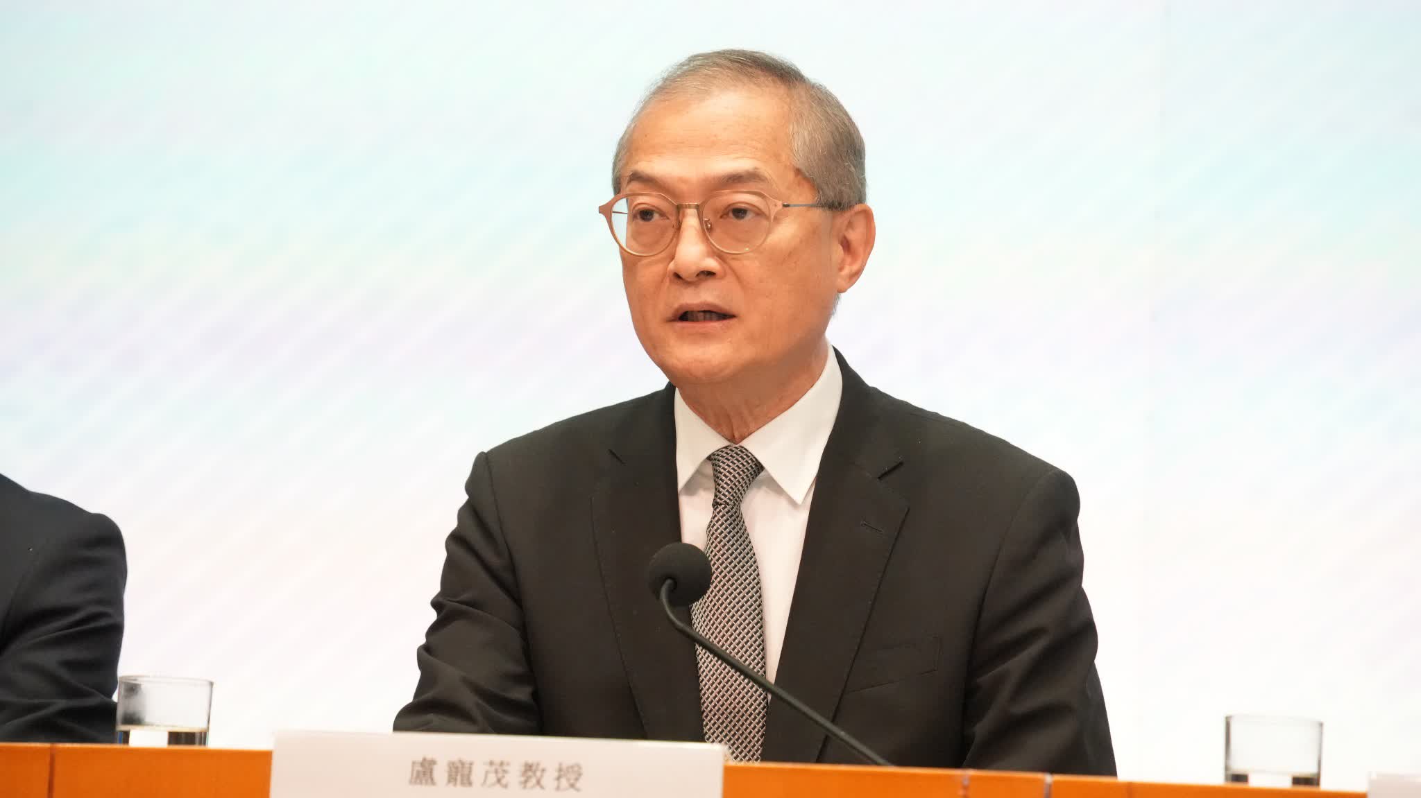Lo Chung-mau: HK entering new phase in tobacco crackdown with duty stamps, uniform packaging