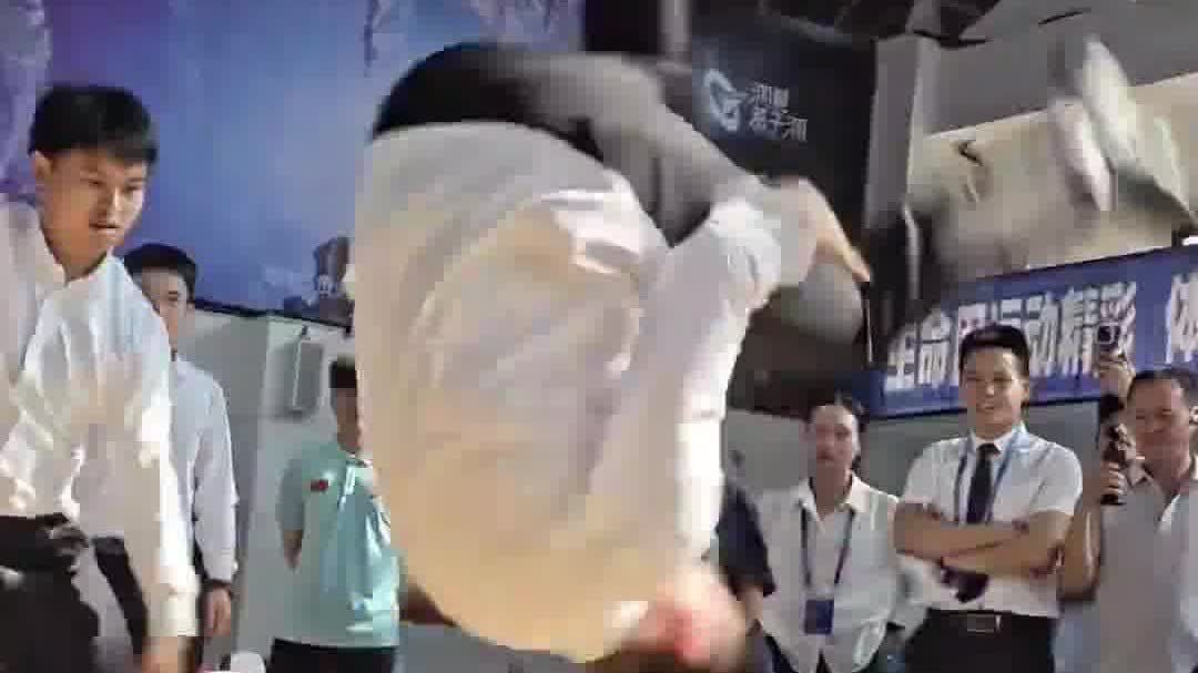 Watch This | Jump rope judges wow crowd with stunning tricks in SW China