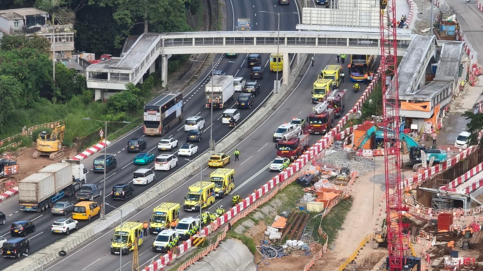 23 Injured in three-vehicle collision on Fanling Highway, minibus driver trapped