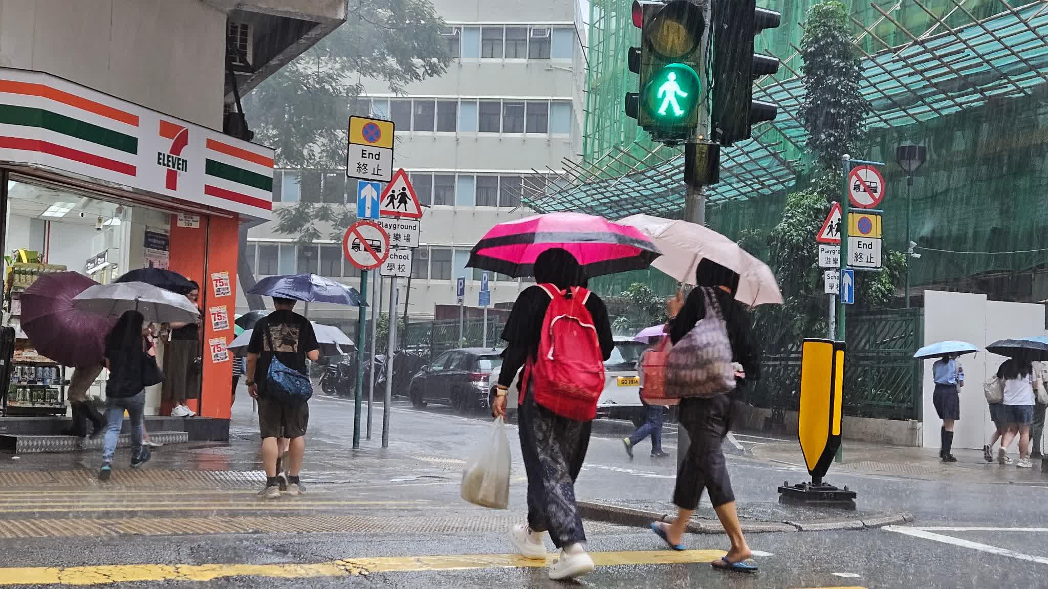 HKO issues Amber Rainstorm Warning Signal as strong gusts sweep city