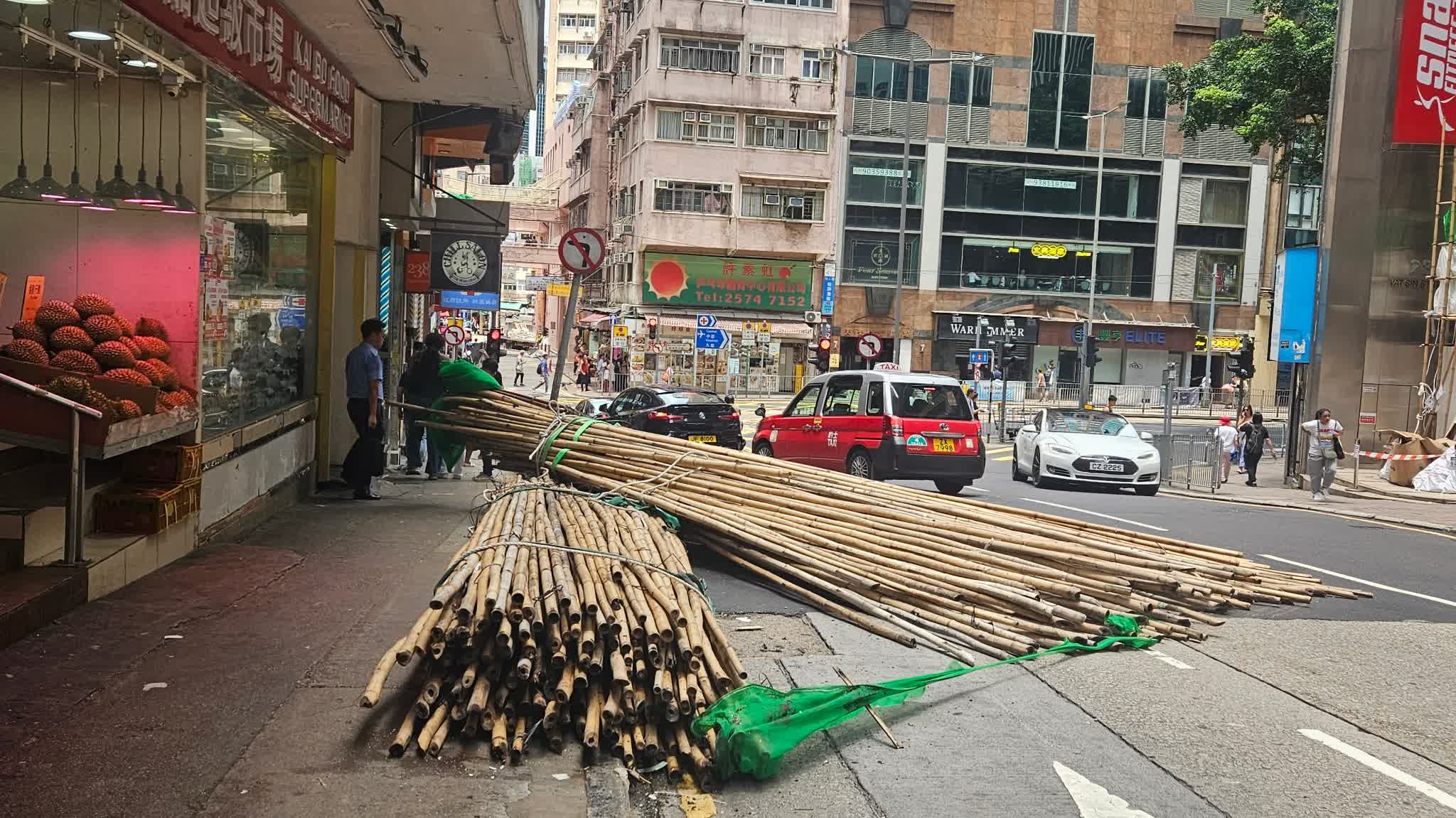 Bamboos and poles scatter on Wan Chai Road, blocking traffic: Vehicles forced to take detours, nearly causing serious incident