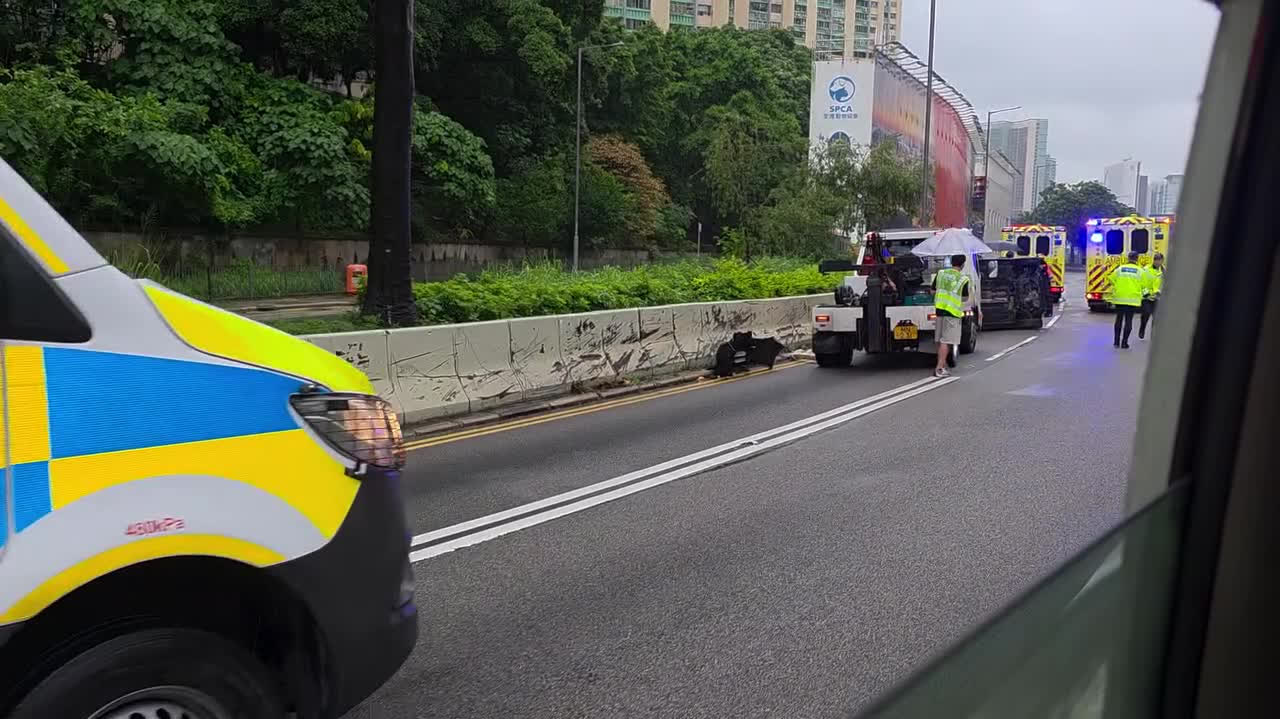 Watch This | Private car overturns on Princess Margaret Road in Ho Man Tin