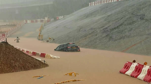 Black rainstorm floods Tuen Mun road: Driver abandons car after being trapped
