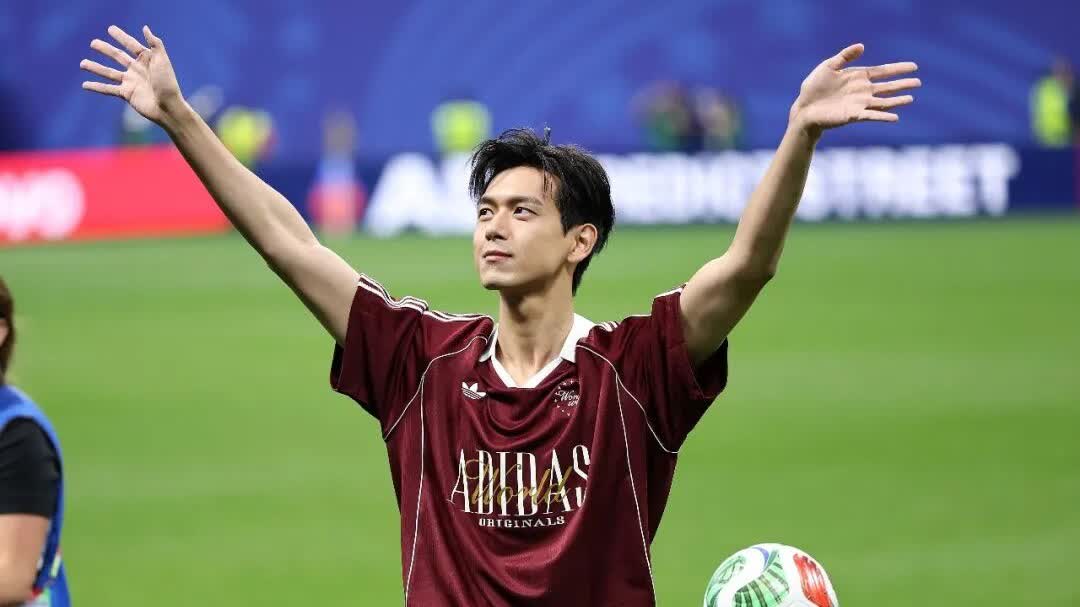 Li Xian becomes first Chinese actor to kick off World Cup match