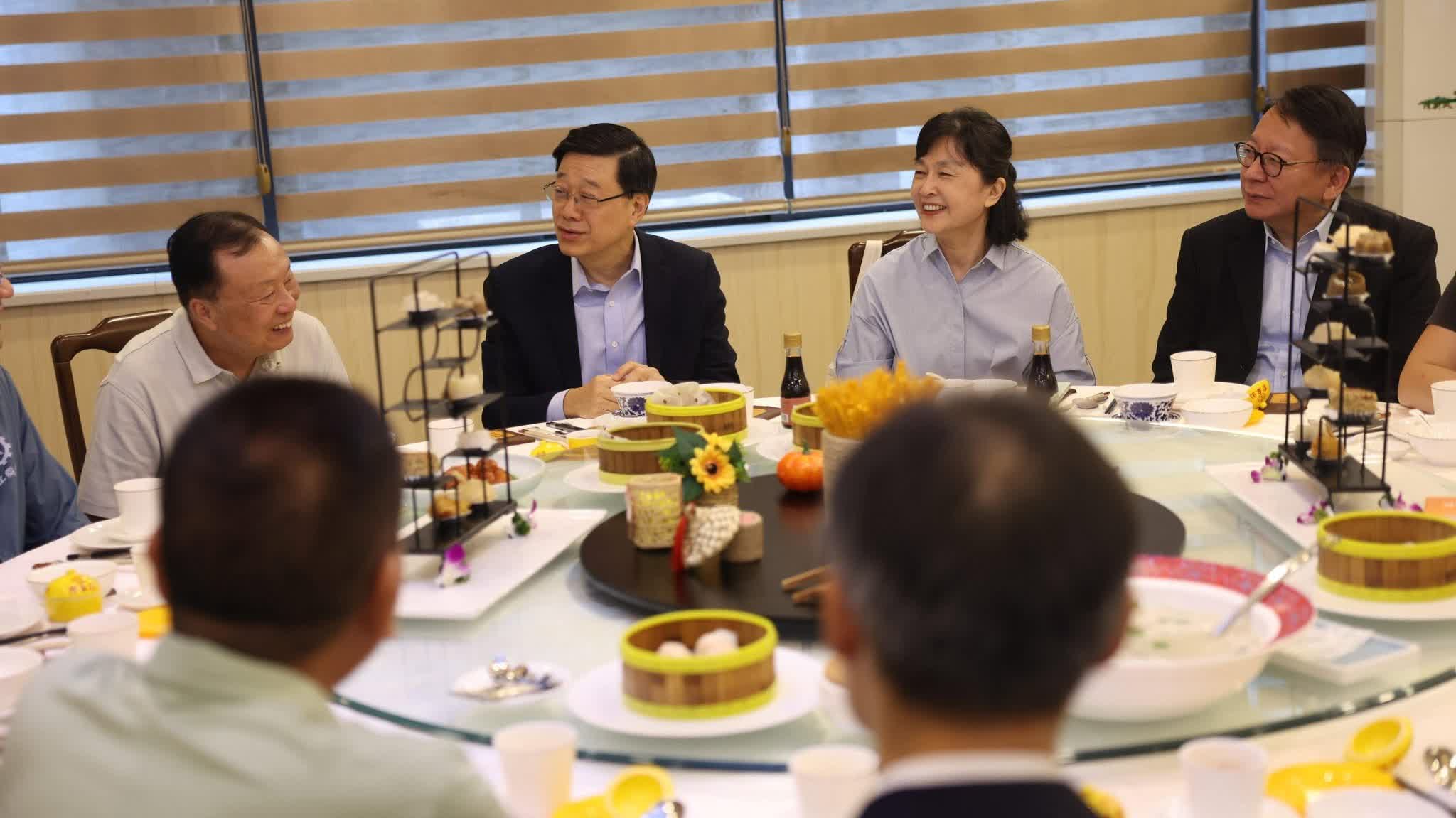 CE meets elderly HK residents in Fujian at tea gathering, explaining latest govt subsidy-taking services