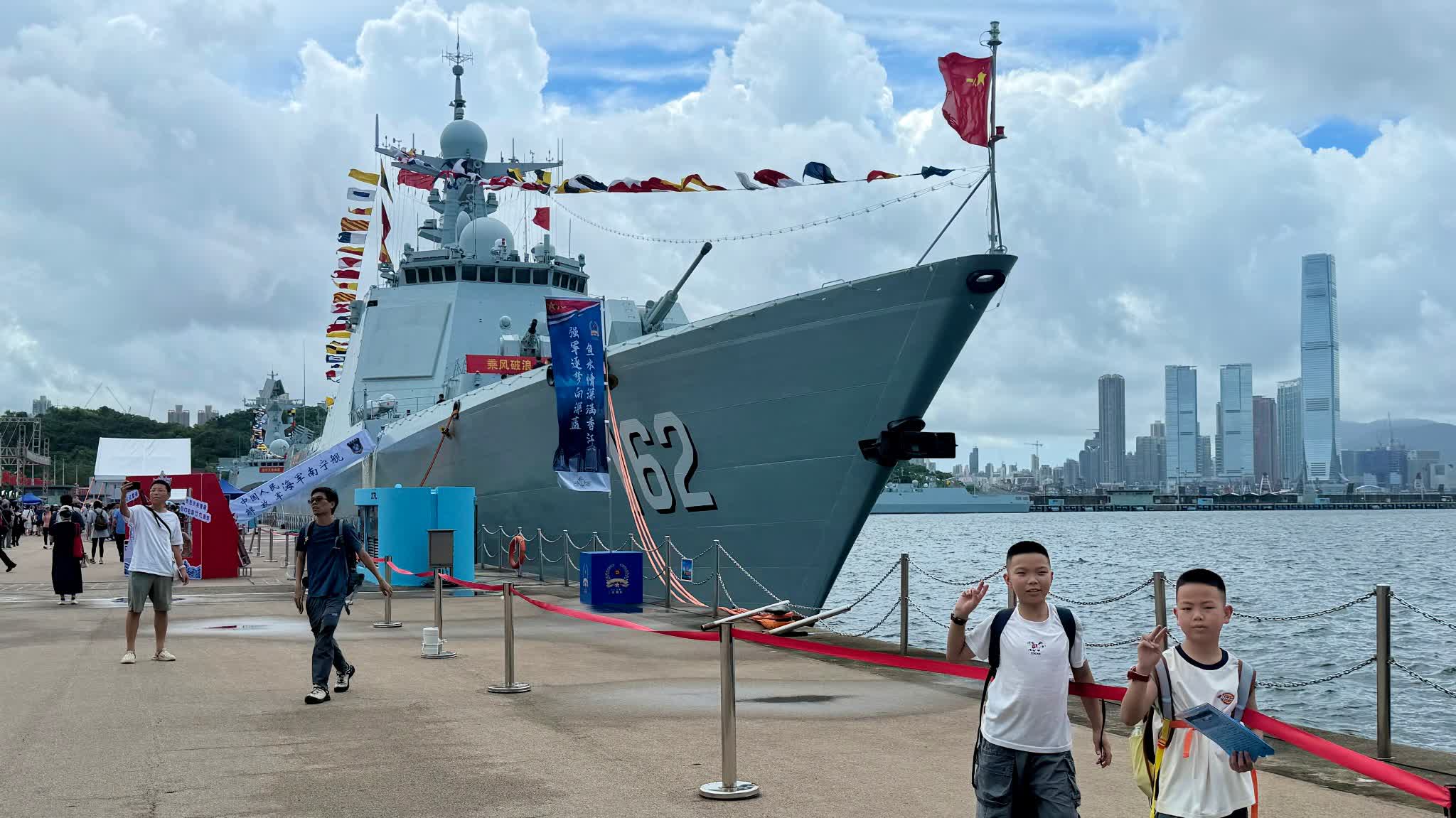 Photos | PLA Navy ships opening day: Citizens board to take photos, children pose with 'peace sign' by the shore