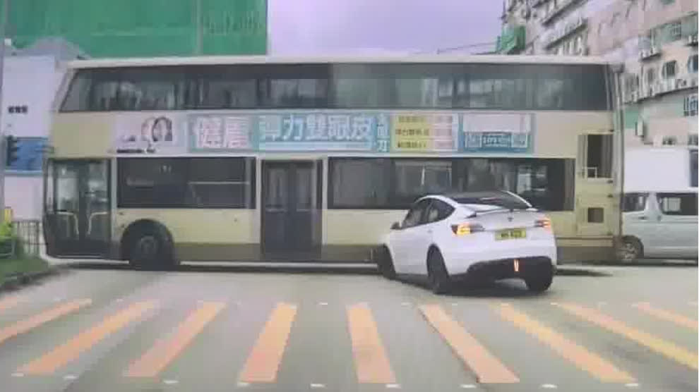 Watch This | Tesla in Kowloon Bay suspected of running red light, smashes broadside into KMB Bus