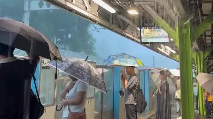 Watch This | Under Amber Rain warning, MTR Fanling station turns into 'water show': Passengers hold umbrellas while waiting in discomfort
