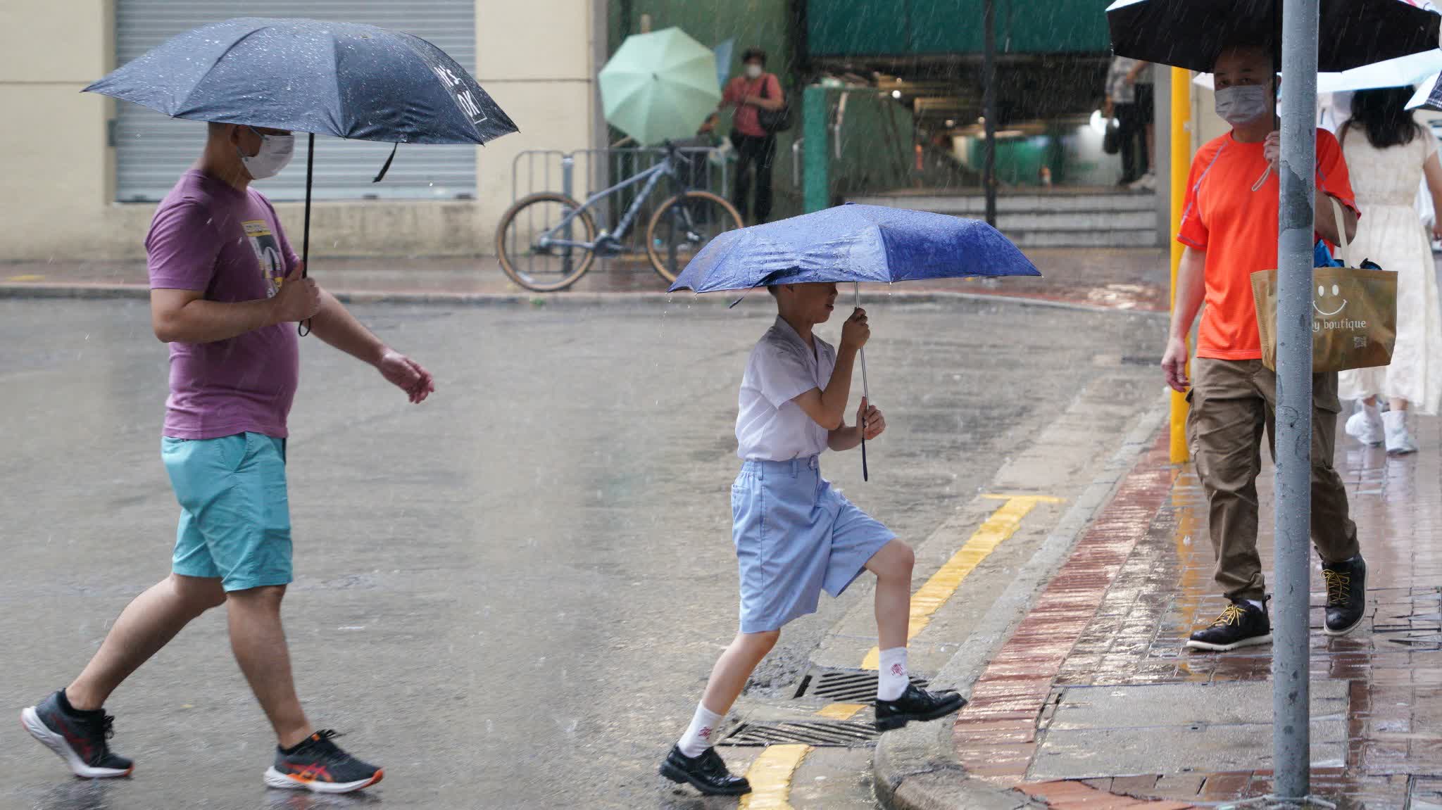 Observatory expects unstable weather to continue tomorrow, with occasionally heavy rain, gusty winds and thunderstorms