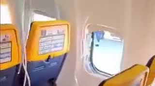 Watch This | Terrifying incident! Airliner's window breaks during flight, passengers'heads and shoulders pulled out