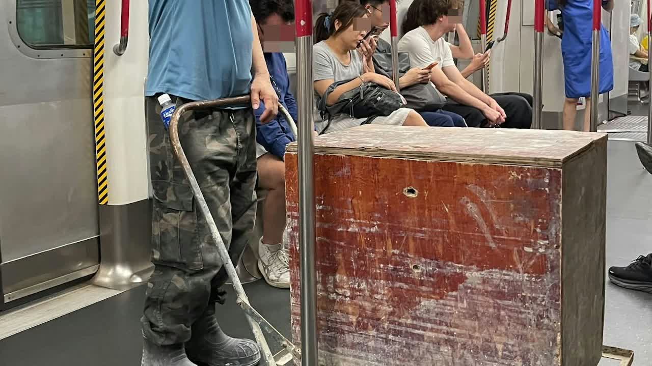 Man seen pushing trolley with large wooden crate on MTR, online debate rekindles luggage-size rules