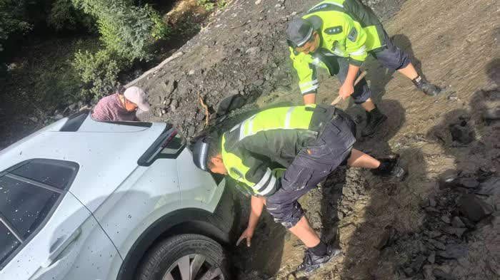 More than 2,000 tourists safely evacuated after heavy rain triggers disruptions at two scenic sites in Yunnan, China