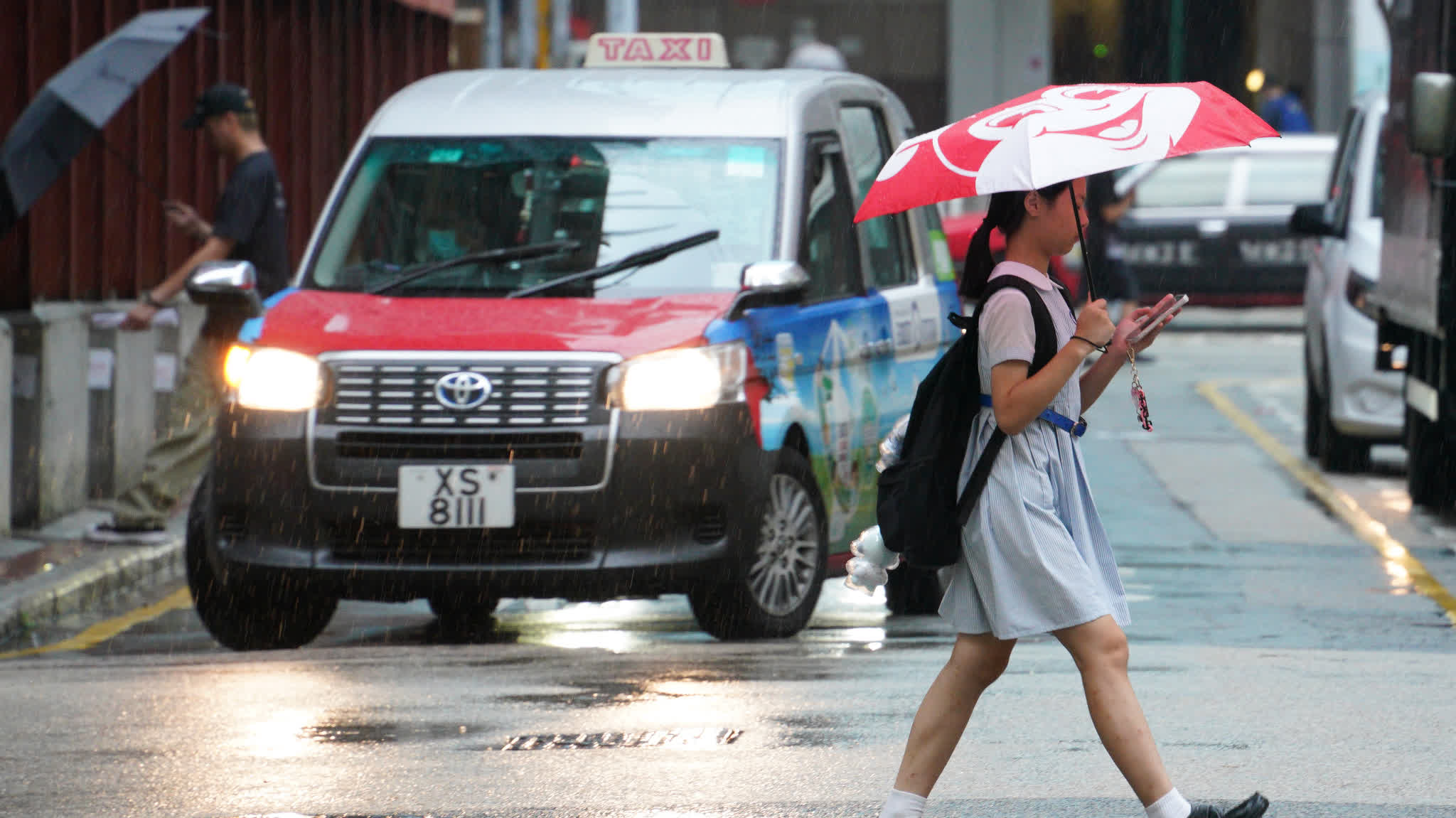 Amber Rain warning cancelled, Thunderstorm warning in effect: Localised heavy rain expected tomorrow morning
