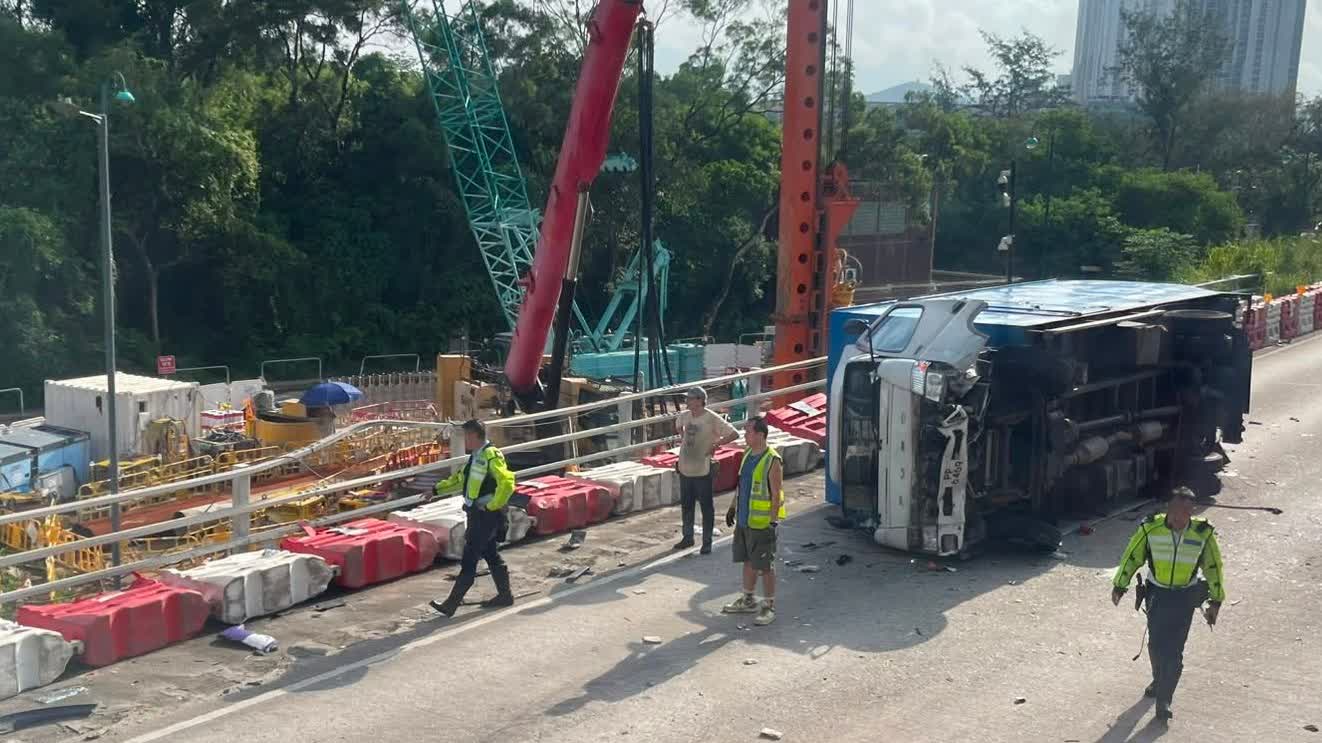 Photos | Truck overturns after crashing into tour bus on Fanling highway: Driver crawls out unassisted, traffic towards Tai Po disrupted