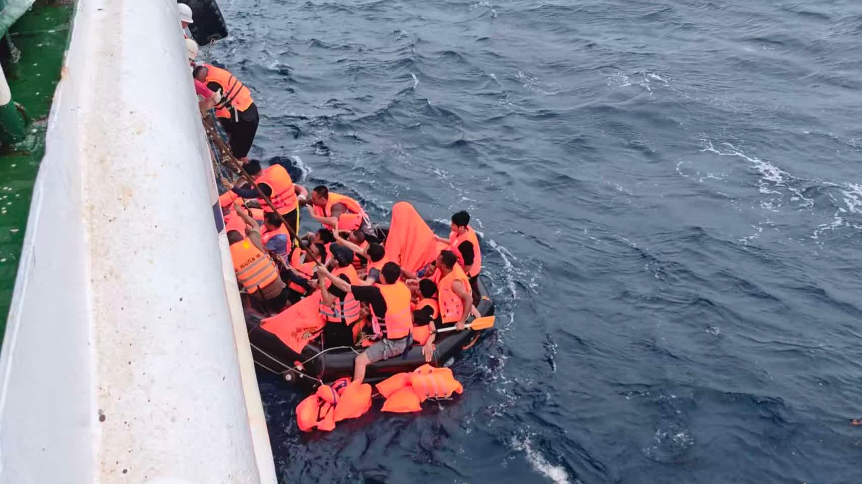 Vietnamese vessel sinks in South China Sea, Chinese side rescues 45