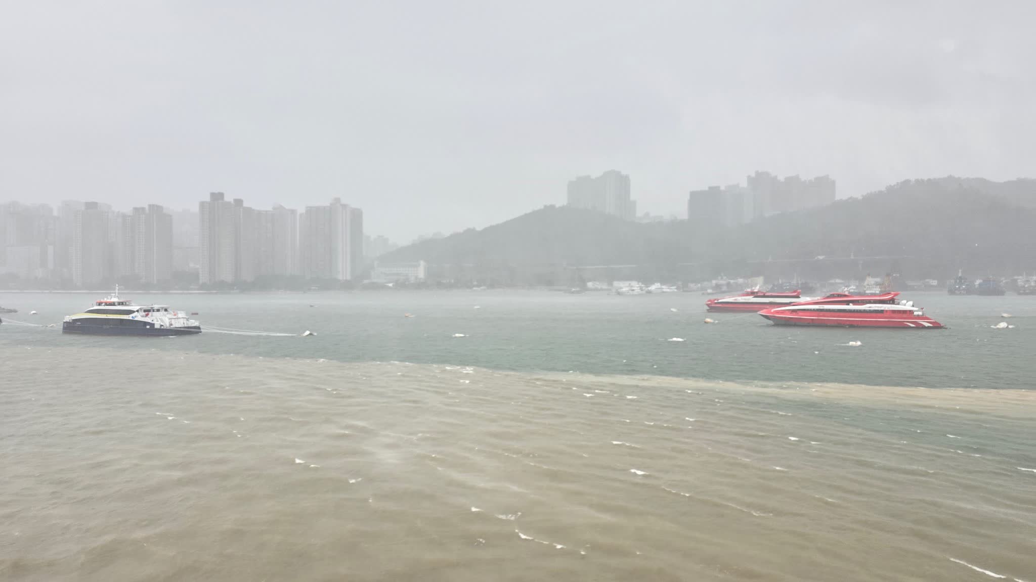 Typhoon Noul | 'Yin-Yang Sea' phenomenon appears off Castle Peak Road! Striking contrast between yellow and blue waters