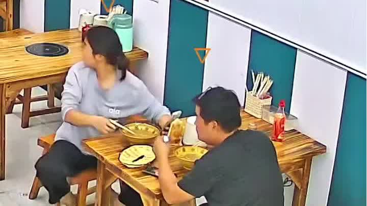 OMG | Honor on the highway: trucking couple returns 13 days later to pay $4 meal debt