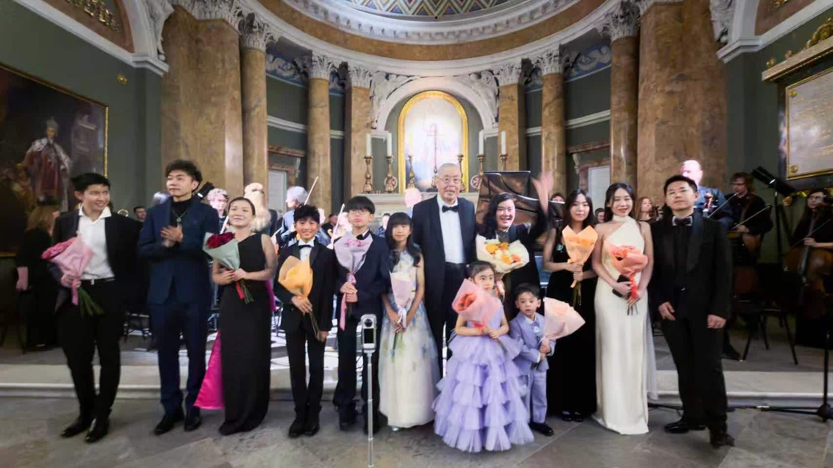 Lau Sze Kwan braves war tensions to hold concerts in Russia with family; Two-year-old son appears on stage
