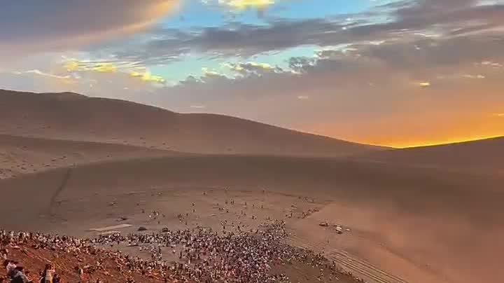 OMG | Countless visitors, one desert voice: sunset and starlight unite at Mingsha Mountain