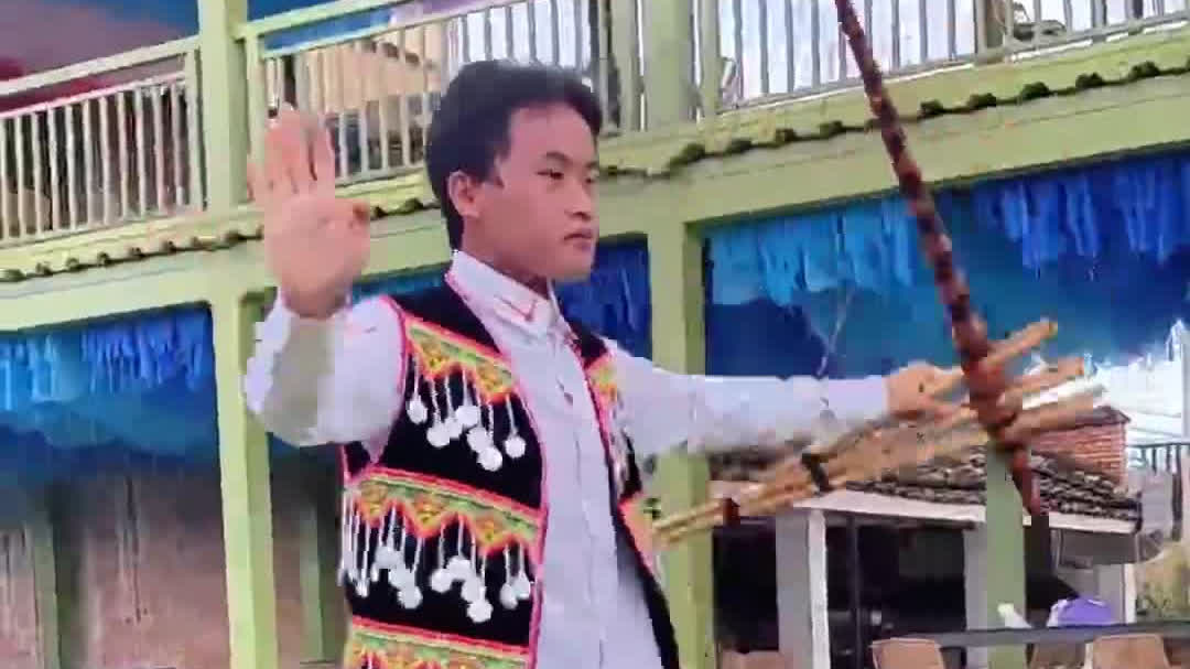 Watch This | Performer plays musical instrument while walking tightrope in SW China's Yunnan