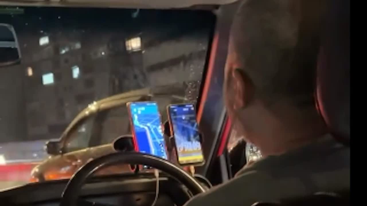 Netizens slam alleged illegal smoking in taxi, urge passenger to report with evidence