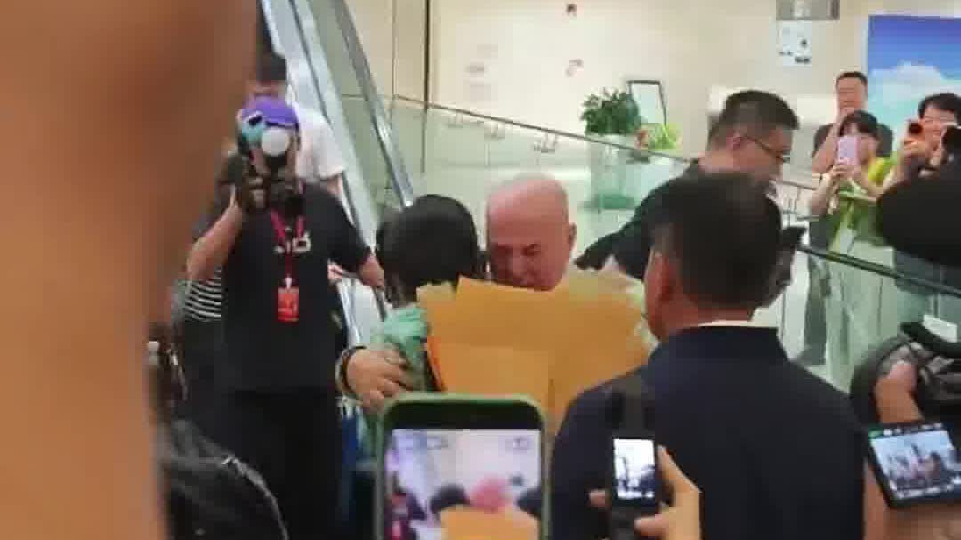 Watch This | A hug across 27 years: American teacher and Chinese desert fighter reunite and embrace with tears