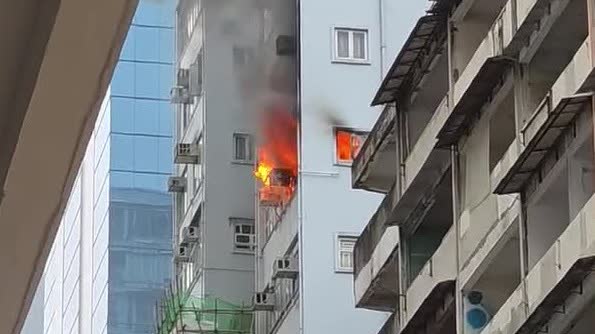 Watch This | Fire breaks out at unit in Hennessy Building, Causeway Bay, Percival Street fully closed between Hennessy Road and Leighton Road