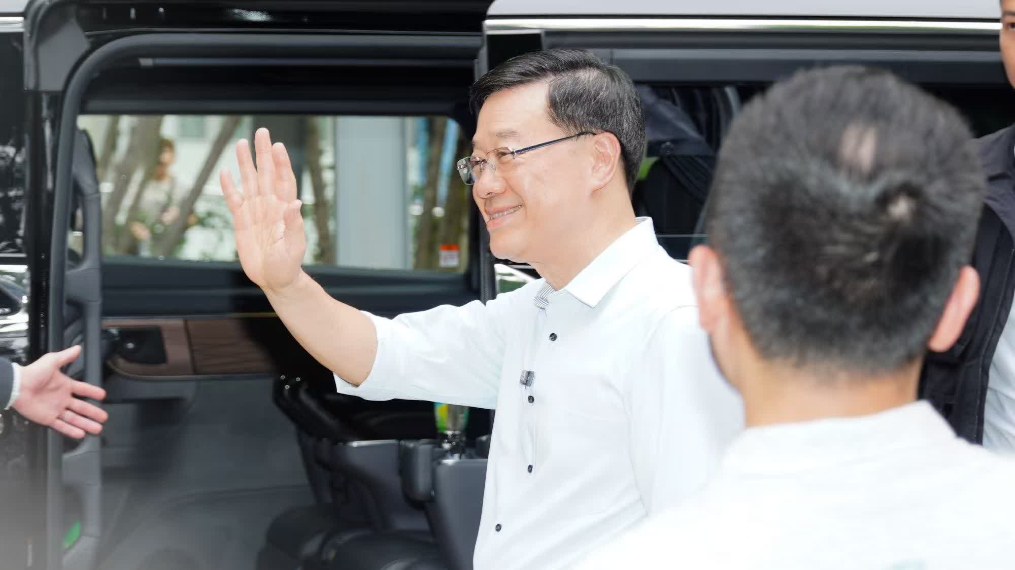 Photos | John Lee visits residents in Un Chau Estate, Sham Shui Po