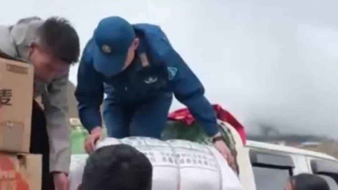 Watch This | Helicopters deliver supplies to hardest-hit area at Gyirong Port