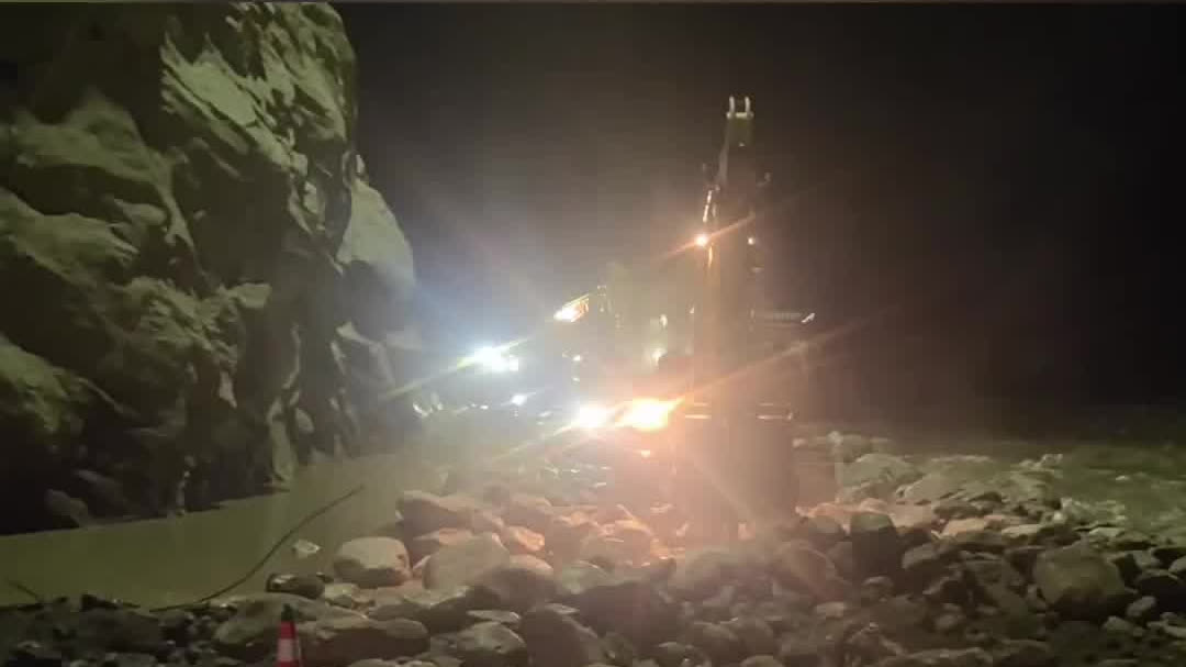 Watch This | Rescuers race against time to restore access to Gyirong Port