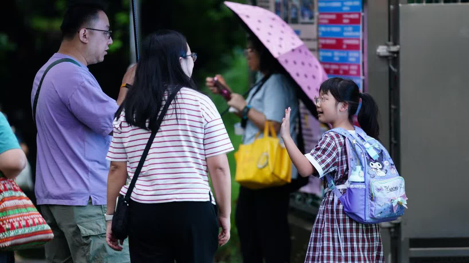 Back-to-school anxiety: Psychologist says more hugs, less interrupting, never dismiss emotions