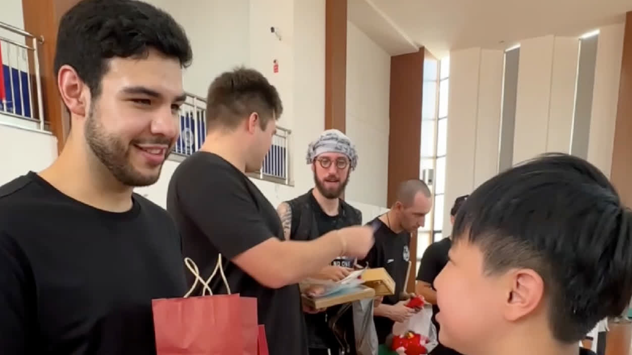 OMG | Kids pitch Chinese food to Spanish team