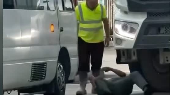 Watch This | Parking dispute turns violent in Yau Tong as truck driver hits minibus driver with metal pipe