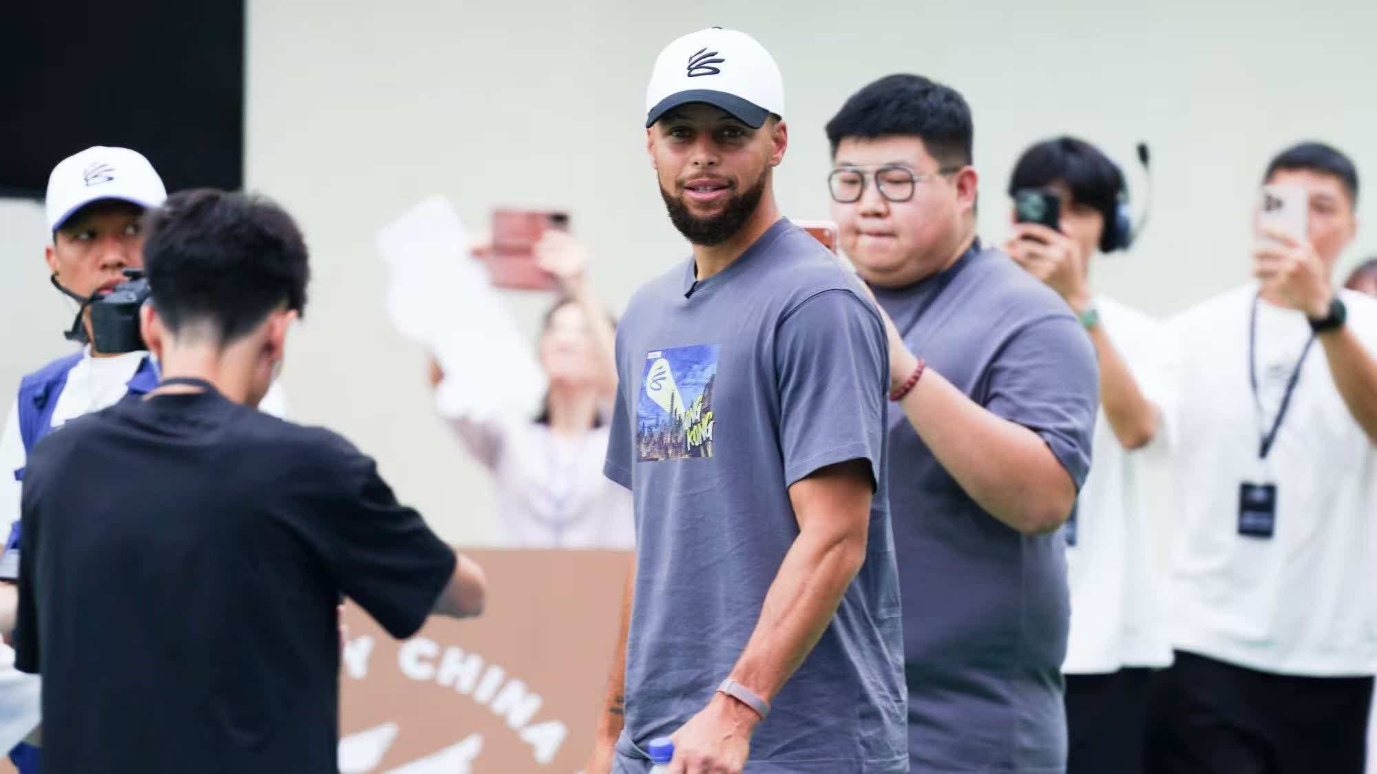 Photos | Stephen Curry makes surprise HK school visit