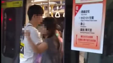 Watch This | Suspected HK couple argues with security staff: Woman flaunts middle finger, Taipei MRT says police report filed