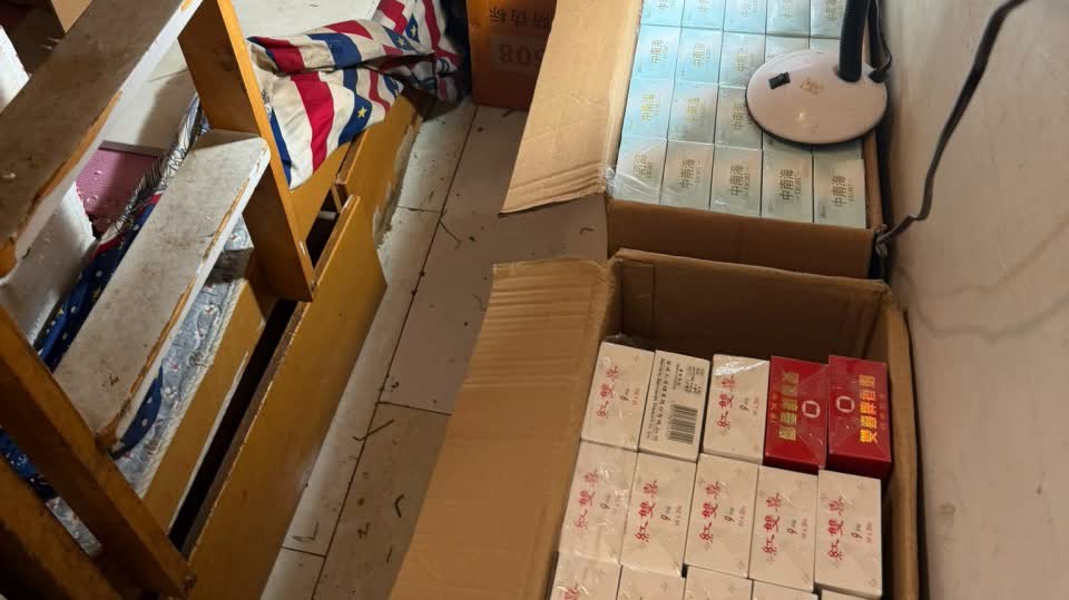 Tsuen Wan Chinese medicine clinic turned into illicit cigarette retail point: Customs seizes 100,000 suspected illicit cigarettes, 78-year-old man