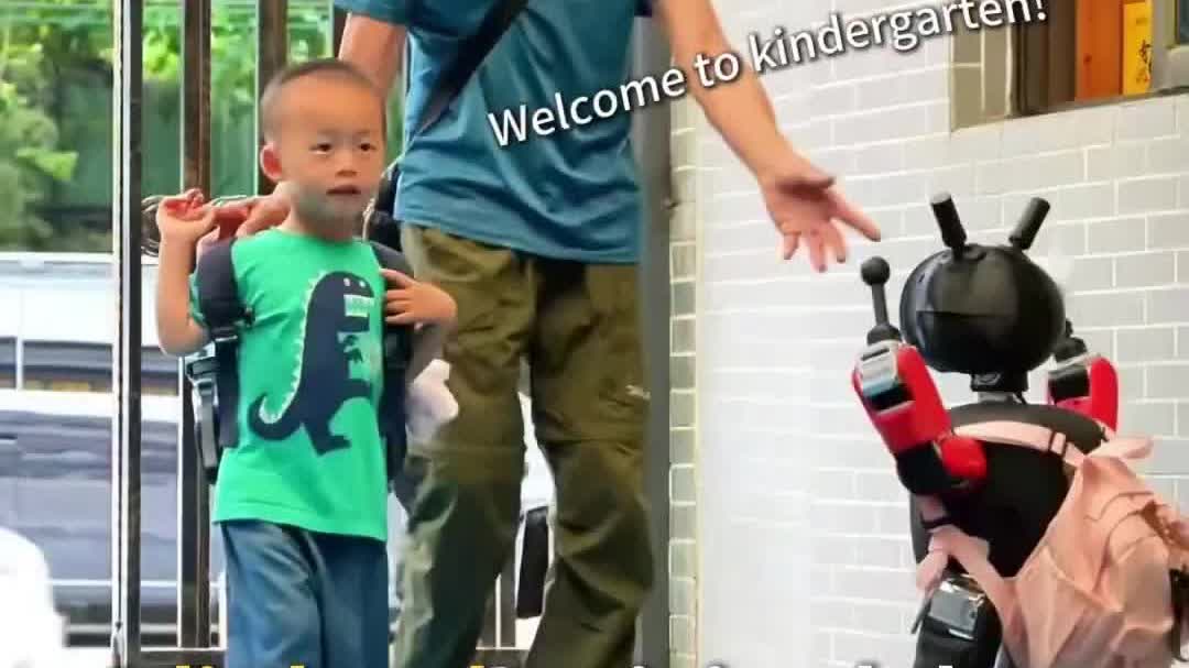 OMG | Little robot 'classmate' joins Chinese kindergarten classroom