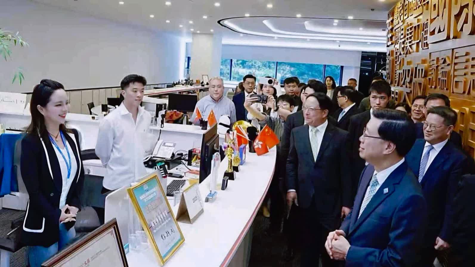 Journalist's View | He gives a thumbs-up 'you are in great spirits': Truly understand what it means to stand with HK