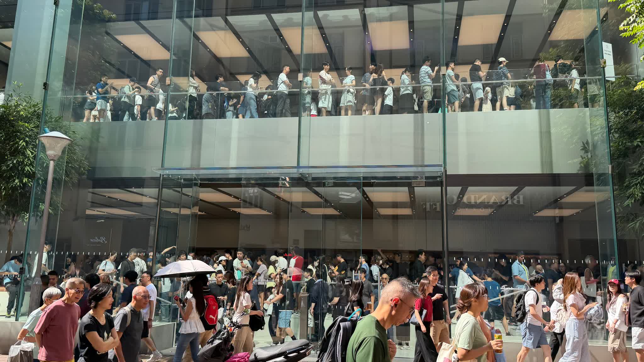 Watch This | iPhone 18 Pro pickups draw crowds, Apple store queue in Causeway Bay stretches to second floor