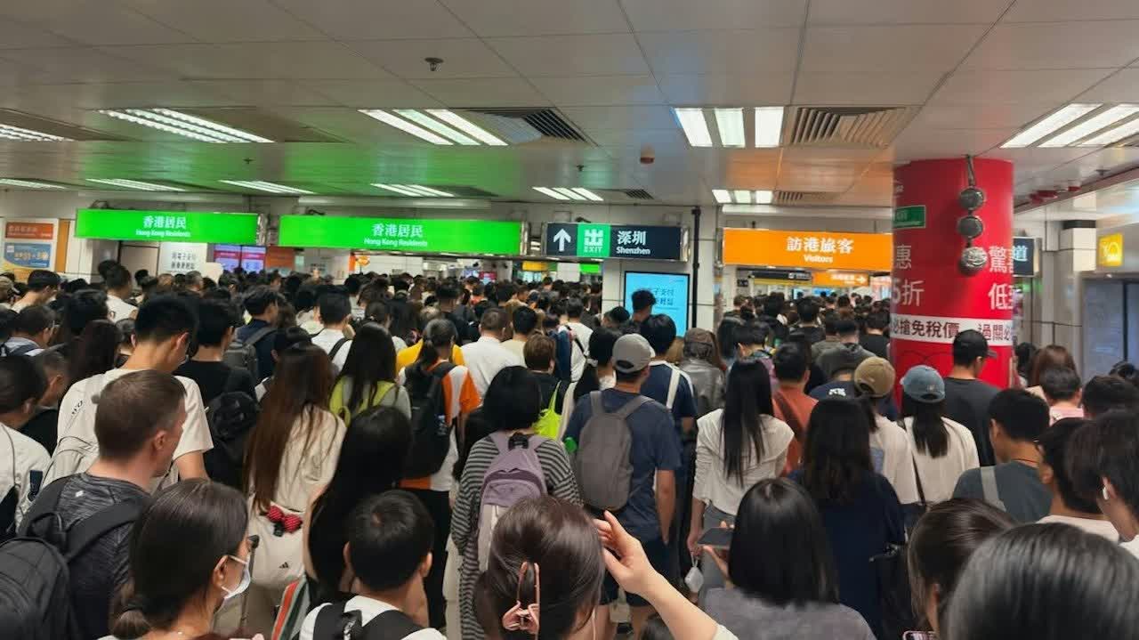 Nearly 490,000 HK residents left city the day after Mid-Autumn Festival, Immigration data shows