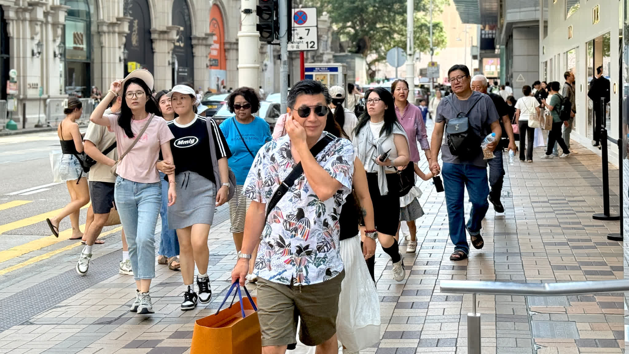 (Photos) National Day holiday | Crowds swarm Tsim Sha Tsui, long queues form outside Harbour City luxury shops