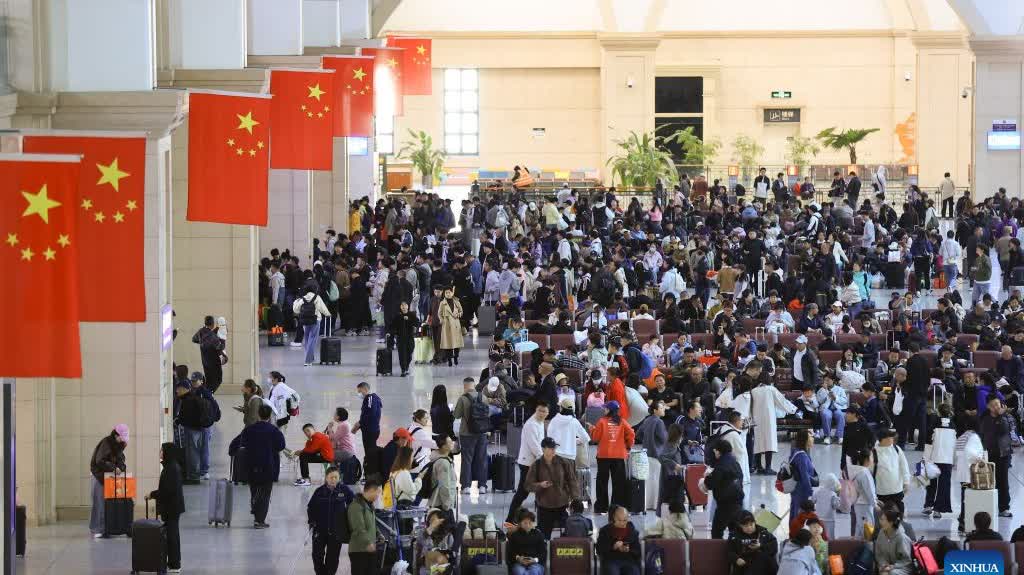(Photos) China's transportation network sees travel peak on first day of National Day holiday