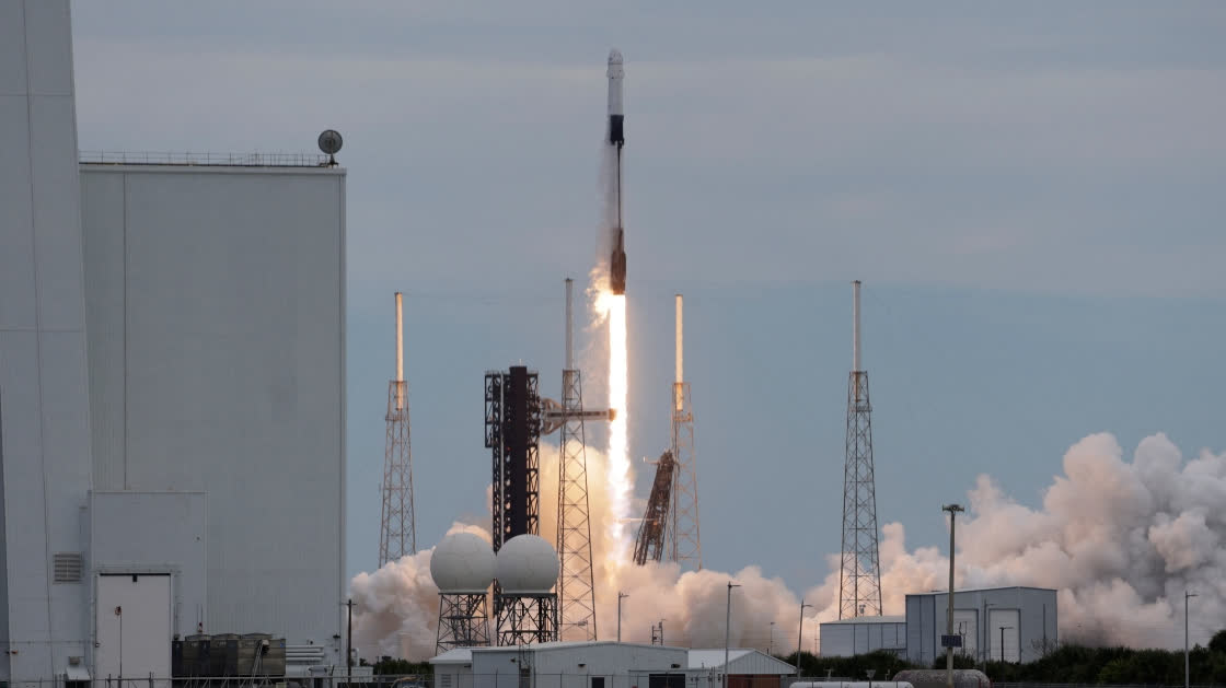 SpaceX Dragon carrying 4 astronauts docks at International Space Station